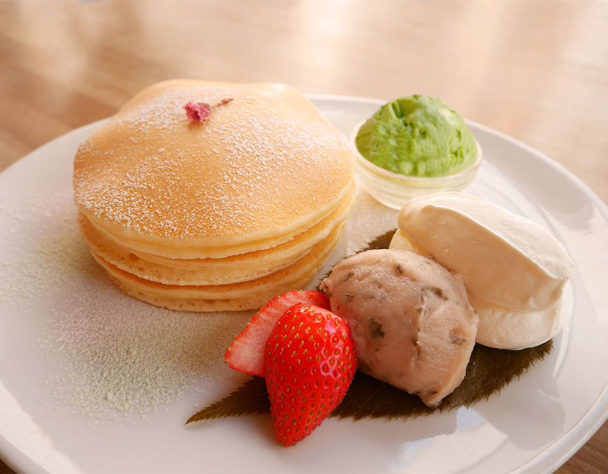 桜と塩生クリームのパンケーキ | パンケーキママカフェVoiVoi